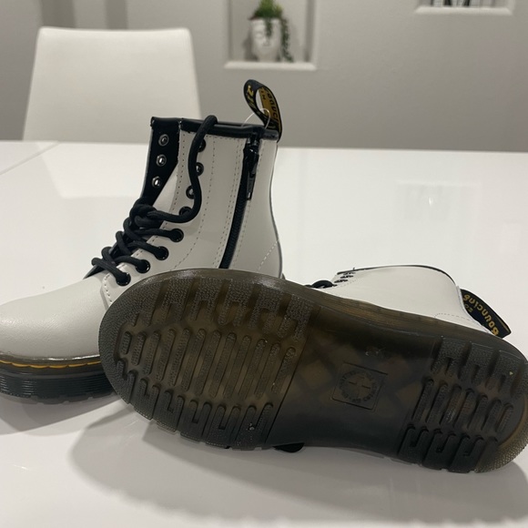 NEW DR MARTENS BOOTS WHITE GIRLS SIZE 11 - Picture 2 of 5